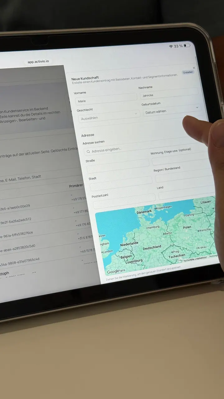 Tablet mit dem Activio-Formular zum Anlegen einer neuen Kundschaft mit Demo-Daten